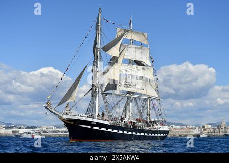 Marseille, flamme olympique. 8 mai 2024. Le Belem, un voilier à trois mâts portant la flamme olympique, arrive dans la ville de Marseille, dans le sud de la France, le 8 mai 2024. Crédit : Julien Mattia/Xinhua/Alamy Live News Banque D'Images