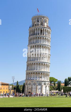 Pise, Italie - sep 10 2023 : la tour de l'horloge penchée de Pise, Italie. Jour d'été, ciel bleu clair et ensoleillé. Touristes visibles au sol. Banque D'Images