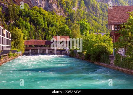 Vieux déversoir sur la rivière Aare dans la vieille ville d'Unterseen, Interlaken, Suisse Banque D'Images