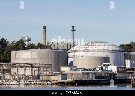 gothenburg, Suède - 04 février 2023 : citernes à pétrole et jetée en bois et bâtiments dans le port. Journée d'hiver avec neige. Aucune personne visible Banque D'Images