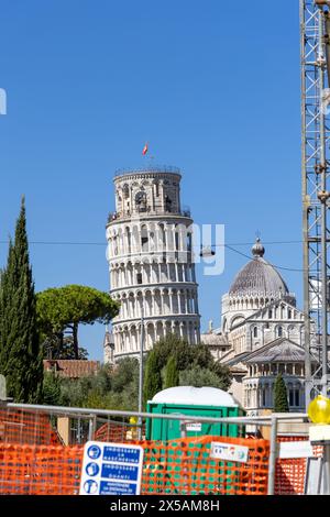 Pise, Italie - Sep 10 2023 : chantier de construction de route avec tour penchée de Pise en arrière-plan. Aucune personne visible. Banque D'Images