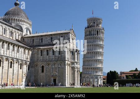 Pise, Italie - 10 septembre 2023 : la tour penchée de Pise, Italie. Jour d'été, ciel bleu clair et ensoleillé. Touristes visibles au sol Banque D'Images