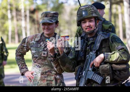 La 11e division aéroportée de l'armée américaine co-basée avec la 1re division de l'armée suédoise lors de l'exercice Swift Response 24 de l'armée américaine au champ d'entraînement et de tir de Skillingaryd, dans le comté de Småland, en Suède, mardi. La réponse rapide est dirigée par l'US Army Europe & Africa et fait partie de la série d'exercices Steadfast Defender de l'OTAN (STDE 24). Sur l'image : de gauche à droite, le Sgt Gonzalez, de l'armée américaine, et Alexander Lähteenmäki, de l'armée suédoise, ont changé de drapeau pendant l'exercice militaire. Banque D'Images