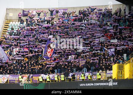 Bruges, Belgique. 08 mai 2024. Les supporters de Fiorentina ont été photographiés avant un match de football entre le Club belge Brugge KV et l'Italien ACF Fiorentina, mercredi 08 mai 2024, étape retour de la demi-finale de la compétition de l'UEFA Conference League. BELGA PHOTO KURT DESPLENTER crédit : Belga News Agency/Alamy Live News Banque D'Images