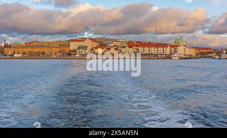 Stromstad, Suède - 1 novembre 2016 : vue sur la mer des maisons et des bâtiments paysage urbain Skyline à l'automne après-midi. Banque D'Images