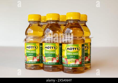 BEMIDJI, MN - 17 nov 2020 : bouteilles en plastique de jus de pomme Motts en paquet de 6 état le produit contient 100 pour cent de jus. Banque D'Images