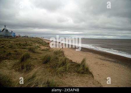 Great Yarmouth, Norfolk, Angleterre, 28 avril 2024, une vue sur la plage de Great Yarmouth par une journée ennuyeuse. Banque D'Images