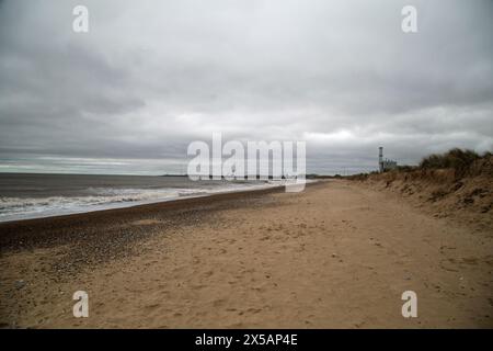 Great Yarmouth, Norfolk, Angleterre, 28 avril 2024, une vue sur la plage de Great Yarmouth par une journée ennuyeuse. Banque D'Images