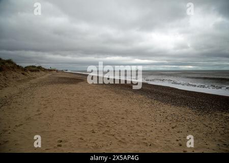 Great Yarmouth, Norfolk, Angleterre, 28 avril 2024, une vue sur la plage de Great Yarmouth par une journée ennuyeuse. Banque D'Images