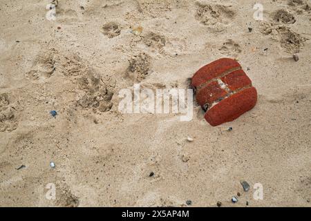 Great Yarmouth, Angleterre, avril 2024, un petit bloc de briques cimentées ensemble se trouve dans le sable sur la plage Banque D'Images