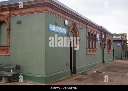 Great Yarmouth, Angleterre, avril 2024, une photo de paysage de toilettes publiques victoriennes sur la plage Banque D'Images