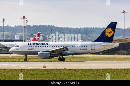 Un Airbus A319-114 de Lufthansa se rend en taxi jusqu'au terminal après l'atterrissage à l'aéroport de Zurich. Enregistrement d-AILA. (Zurich, Suisse, 10.03.2024) Banque D'Images