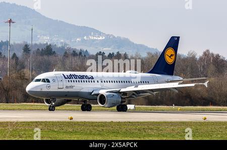 Un Airbus A319-114 de Lufthansa se rend en taxi jusqu'au terminal après l'atterrissage à l'aéroport de Zurich. Enregistrement d-AILA. (Zurich, Suisse, 10.03.2024) Banque D'Images