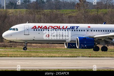 Un Airbus A321-271NX de Anadolujet taxis au terminal après l'atterrissage à l'aéroport de Zurich. Enregistrement TC-LUM. (Zurich, Suisse, 10.03.2024) Banque D'Images