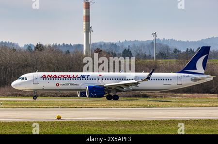 Un Airbus A321-271NX de Anadolujet taxis au terminal après l'atterrissage à l'aéroport de Zurich. Enregistrement TC-LUM. (Zurich, Suisse, 10.03.2024) Banque D'Images