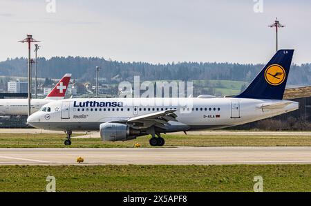 Un Airbus A319-114 de Lufthansa se rend en taxi jusqu'au terminal après l'atterrissage à l'aéroport de Zurich. Enregistrement d-AILA. (Zurich, Suisse, 10.03.2024) Banque D'Images