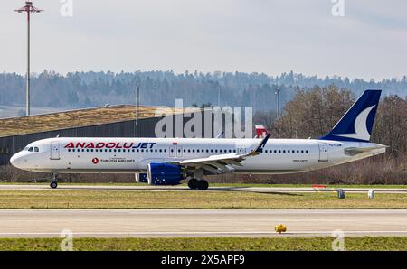 Un Airbus A321-271NX de Anadolujet taxis au terminal après l'atterrissage à l'aéroport de Zurich. Enregistrement TC-LUM. (Zurich, Suisse, 10.03.2024) Banque D'Images