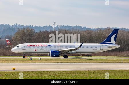 Un Airbus A321-271NX de Anadolujet taxis au terminal après l'atterrissage à l'aéroport de Zurich. Enregistrement TC-LUM. (Zurich, Suisse, 10.03.2024) Banque D'Images