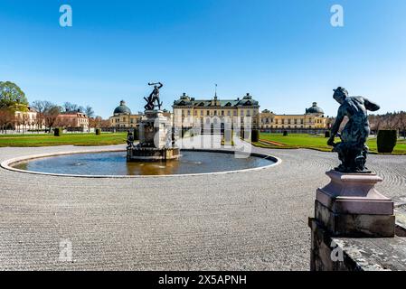 Parc public près du palais Drottningholm à Stockholm, Suède. Le palais de Drottningholm est classé au patrimoine mondial de l'UNESCO. C'est le royal le mieux conservé Banque D'Images