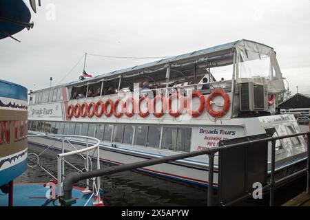 Wroxham, Norfolk, Angleterre, avril, 2024 les touristes peuvent monter sur des bateaux de ferry pour faire une croisière sur les Norfolk Broads Banque D'Images