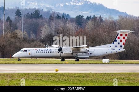 Un Bombardier Dash 8 Q400 de Croatia Airlines se rend en taxi jusqu’au terminal après l’atterrissage à l’aéroport de Zurich. Immatriculation 9A-CQE. (Zurich, Suisse, 10,03 Banque D'Images