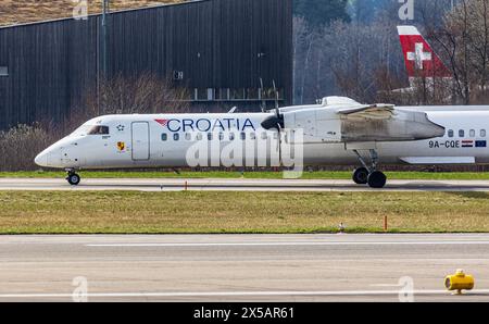 Un Bombardier Dash 8 Q400 de Croatia Airlines se rend en taxi jusqu’au terminal après l’atterrissage à l’aéroport de Zurich. Immatriculation 9A-CQE. (Zurich, Suisse, 10,03 Banque D'Images