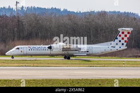 Un Bombardier Dash 8 Q400 de Croatia Airlines se rend en taxi jusqu’au terminal après l’atterrissage à l’aéroport de Zurich. Immatriculation 9A-CQE. (Zurich, Suisse, 10,03 Banque D'Images