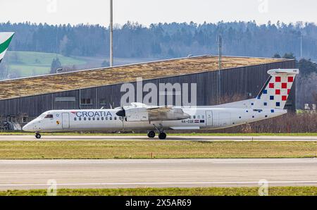 Un Bombardier Dash 8 Q400 de Croatia Airlines se rend en taxi jusqu’au terminal après l’atterrissage à l’aéroport de Zurich. Immatriculation 9A-CQE. (Zurich, Suisse, 10,03 Banque D'Images