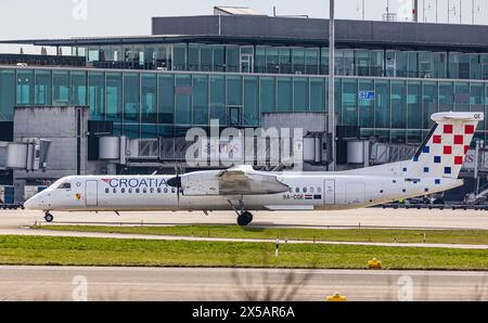 Un Bombardier Dash 8 Q400 de Croatia Airlines se rend en taxi jusqu’au terminal après l’atterrissage à l’aéroport de Zurich. Immatriculation 9A-CQE. (Zurich, Suisse, 10,03 Banque D'Images