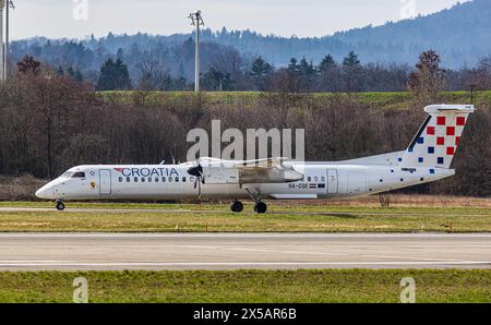 Un Bombardier Dash 8 Q400 de Croatia Airlines se rend en taxi jusqu’au terminal après l’atterrissage à l’aéroport de Zurich. Immatriculation 9A-CQE. (Zurich, Suisse, 10,03 Banque D'Images