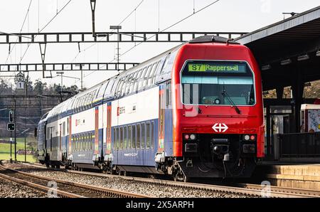 Eine Zürcher S-Bahn vom SBB re 450. Steht als S7 (S-Bahn 7) mit Ziel Rapperswil im Bahnhof von Bassersdorf. (Bassersdorf, Schweiz, 04.02.2024) Banque D'Images