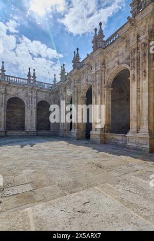 Lugo, Espagne - 05 mai 2024 : le cloître de la cathédrale de Lugo, avec sa façade impressionnante et sa riche histoire, est un témoignage de dévotion et de foi. Banque D'Images