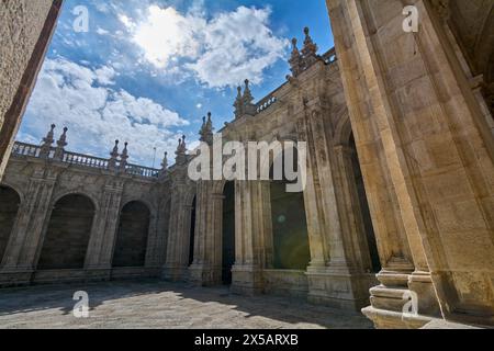 Lugo, Espagne - 05 mai 2024 : le cloître de la cathédrale de Lugo, avec sa façade impressionnante et sa riche histoire, est un témoignage de dévotion et de foi. Banque D'Images