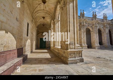 Lugo, Espagne - 05 mai 2024 : le cloître de la cathédrale de Lugo, avec son architecture impressionnante et sa riche histoire, est un point de repère dans la ville de Lug Banque D'Images