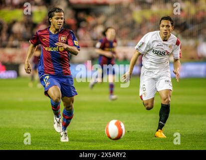 Ntense la Liga match moment avec dos Santos (FC Barcelone) et Adriano (Sevilla FC) en course pour le ballon. Banque D'Images