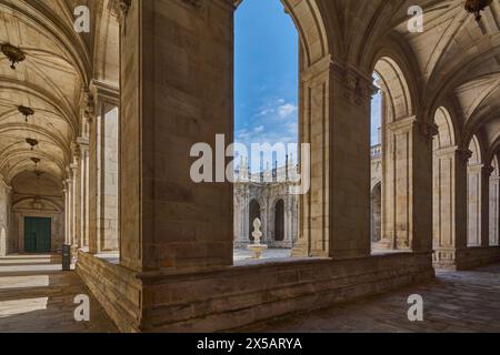 Lugo, Espagne - 05 mai 2024 : le cloître de la cathédrale de Lugo, avec son architecture gothique et son atmosphère tranquille, offre un aperçu du riche histo Banque D'Images