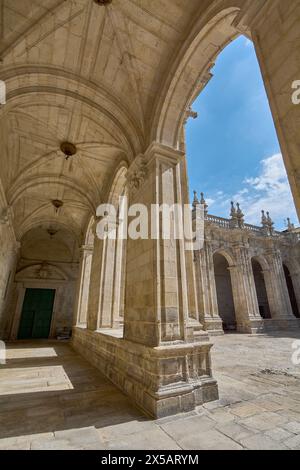 Lugo, Espagne - 05 mai 2024 : le cloître de la cathédrale de Lugo, avec sa façade impressionnante et sa riche histoire, témoigne de la dévotion et de la foi. Banque D'Images