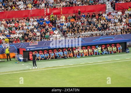 L'entraîneur de Manchester City, Pep Guardiola, surveille attentivement un match de l'UEFA Champions League. Banque D'Images