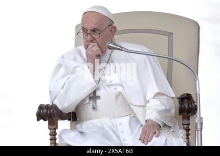 Cité du Vatican, Vatican, 8 mai 2024. Le pape François lors de son audience générale hebdomadaire sur la place Pierre au Vatican. v Banque D'Images
