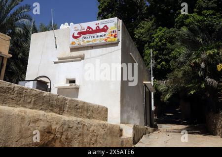 Café fermé pour le Ramadan Moubarak à Wadi Bani Khalid Eastern Hajar Mountains Oman Banque D'Images