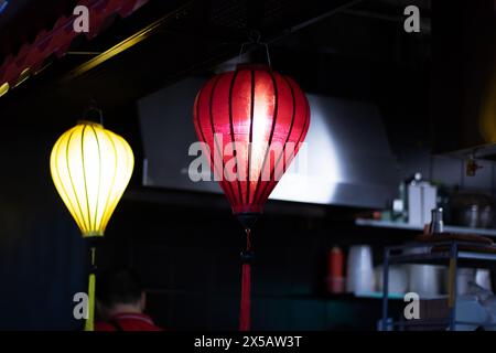 Le restaurant est orné d'une rangée de lanternes colorées suspendues au plafond, créant une atmosphère vibrante dans la salle Banque D'Images