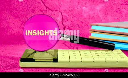 Concept Insight. INSIGHTS mot écrit à travers une loupe sur une calculatrice sur un fond lumineux Banque D'Images