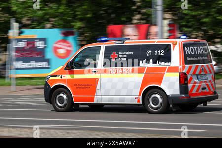 Leipzig, Allemagne. 08 mai 2024. Un médecin urgentiste du service d'ambulance DRK traverse la ville dans un bus VW avec des lumières bleues clignotantes. Crédit : Jan Woitas/dpa/Alamy Live News Banque D'Images