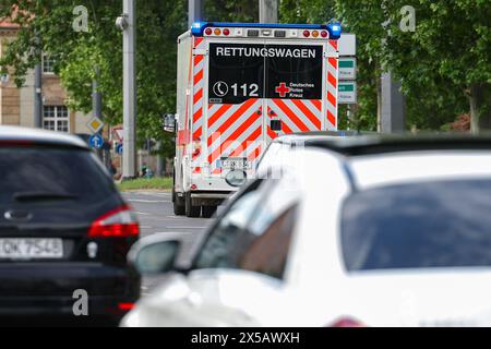 Leipzig, Allemagne. 08 mai 2024. Une ambulance de la Croix-Rouge allemande (DRK) traverse Leipzig avec ses feux bleus clignotants. Crédit : Jan Woitas/dpa/Alamy Live News Banque D'Images