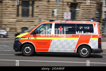 Leipzig, Allemagne. 08 mai 2024. Un médecin urgentiste du service d'ambulance DRK traverse la ville dans un bus VW avec des lumières bleues clignotantes. Crédit : Jan Woitas/dpa/Alamy Live News Banque D'Images