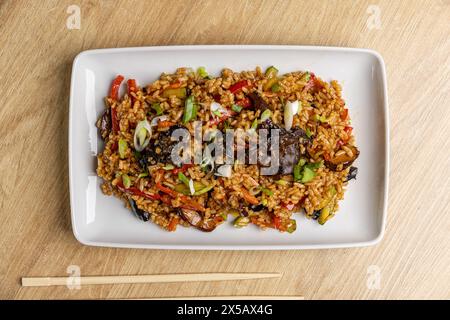 Délicieuse et colorée portion de riz frit avec des légumes mélangés, prête à déguster Banque D'Images