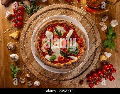 Délicieuse pizza italienne sur une table en bois rustique, vue de dessus Banque D'Images