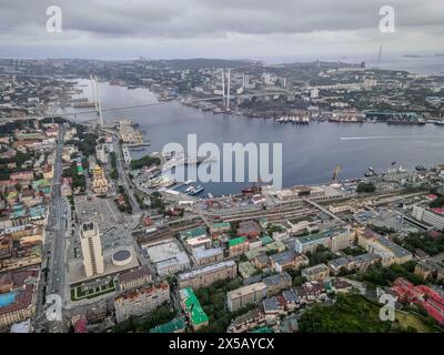 La vue aérienne du centre-ville de Vladivostok, la baie de la Corne d'Or (Zolotoy Rog), le Pont d'Or, la place centrale, dans le kraï de Primorsky, Russie Banque D'Images