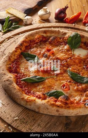 Gros plan de délicieuse pizza margherita sur planche de bois Banque D'Images