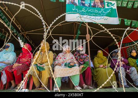 Budgam, Inde. 08 mai 2024. Les partisans du Parti démocratique du peuple du Jammu-et-Cachemire (PDP) participent à un rassemblement de campagne électorale de leur candidat Waheed Rehman para, avant la quatrième phase du vote des élections législatives indiennes, dans le district de Budgam, au sud-ouest de Srinagar. Les élections législatives de 2024 à Lok Sabha (chambre basse du Parlement) marquent la première élection majeure au Jammu-et-Cachemire depuis que New Delhi a révoqué l'article 370, statut semi-autonome spécial de la région, en 2019. Crédit : SOPA images Limited/Alamy Live News Banque D'Images